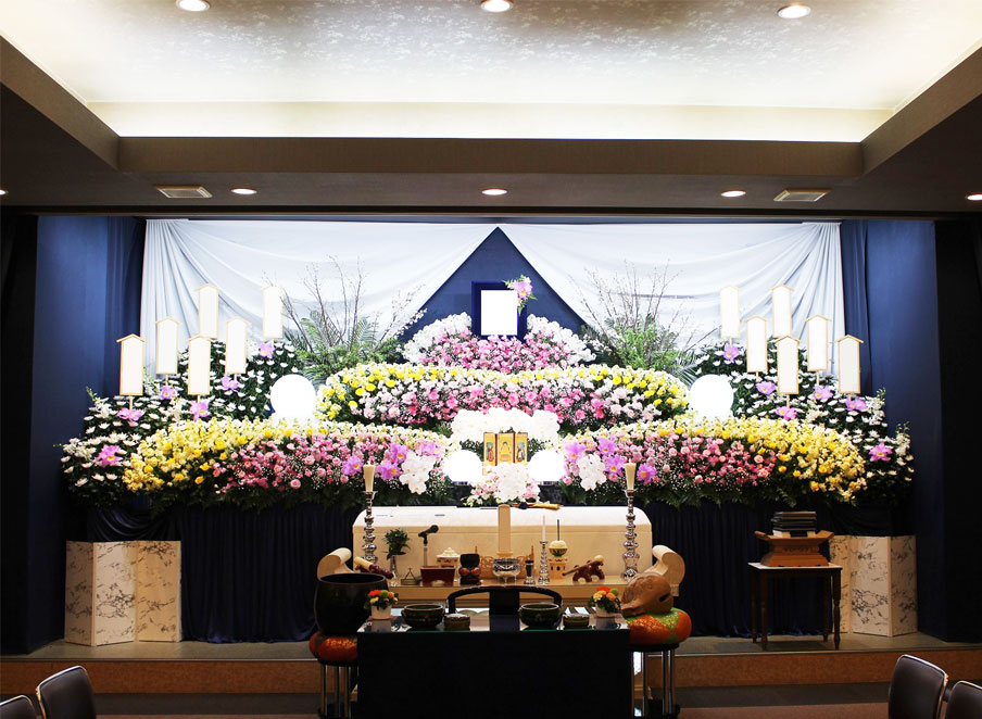 桜の入った春らしい祭壇で温かく送った一般葬