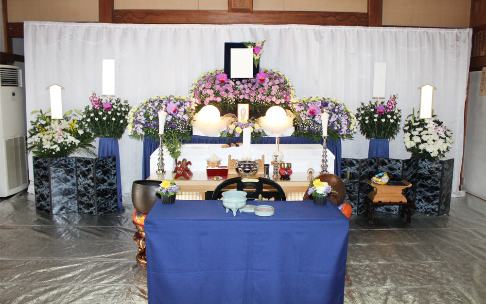 菩提寺の本堂で通夜・葬儀を行った家族葬