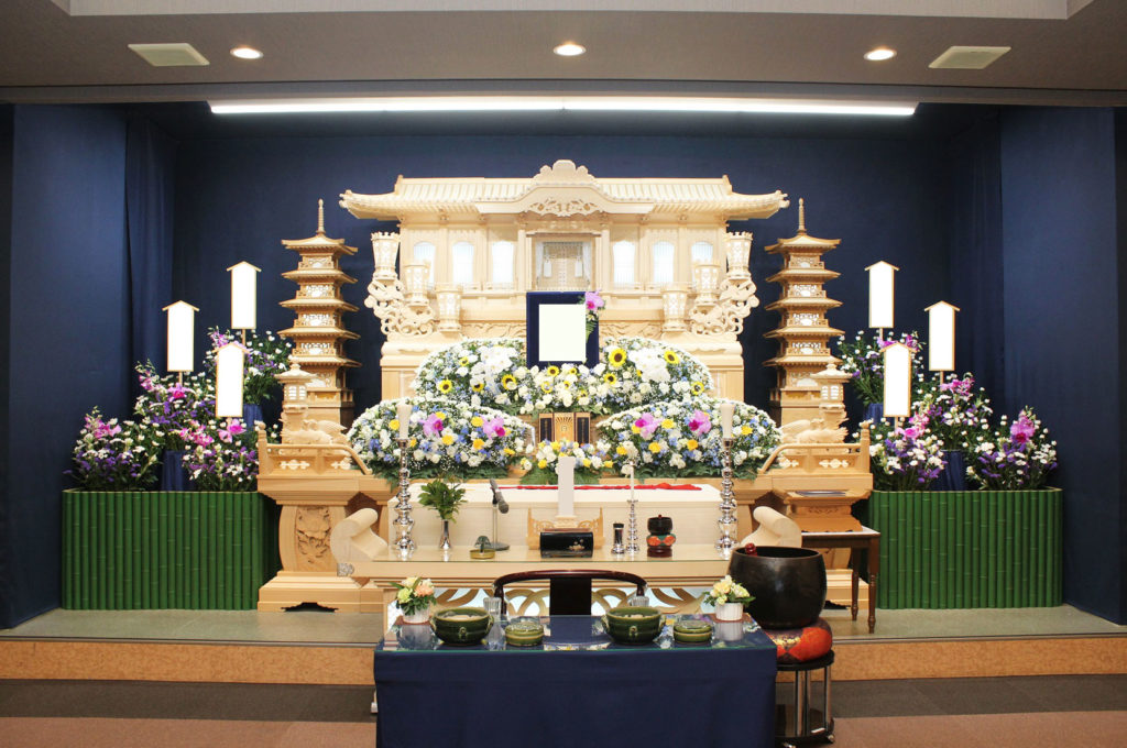 白木祭壇と木棺で送った家族葬