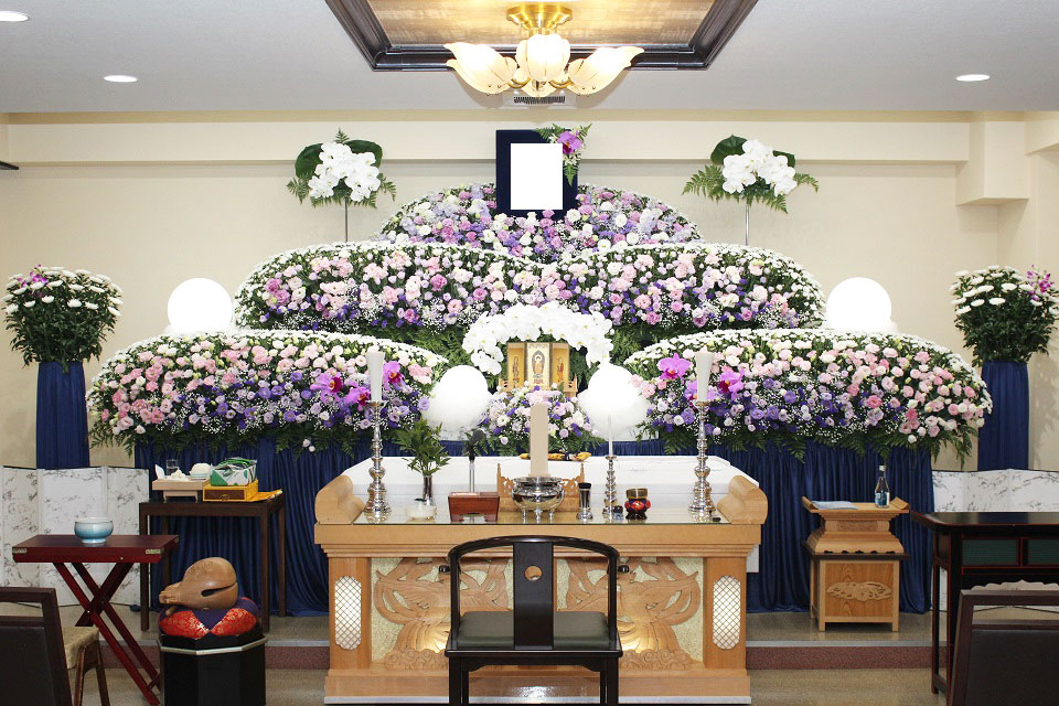 ご家族でたくさんのお花をお棺に手向けた家族葬