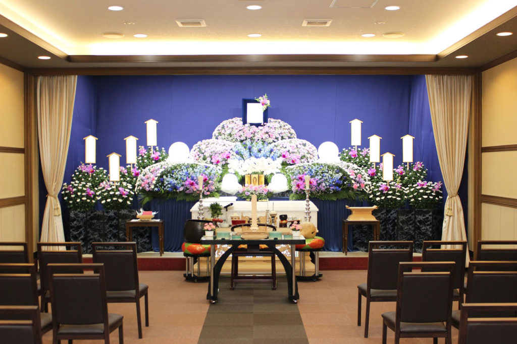 明るい色の生花祭壇を飾り送った家族葬
