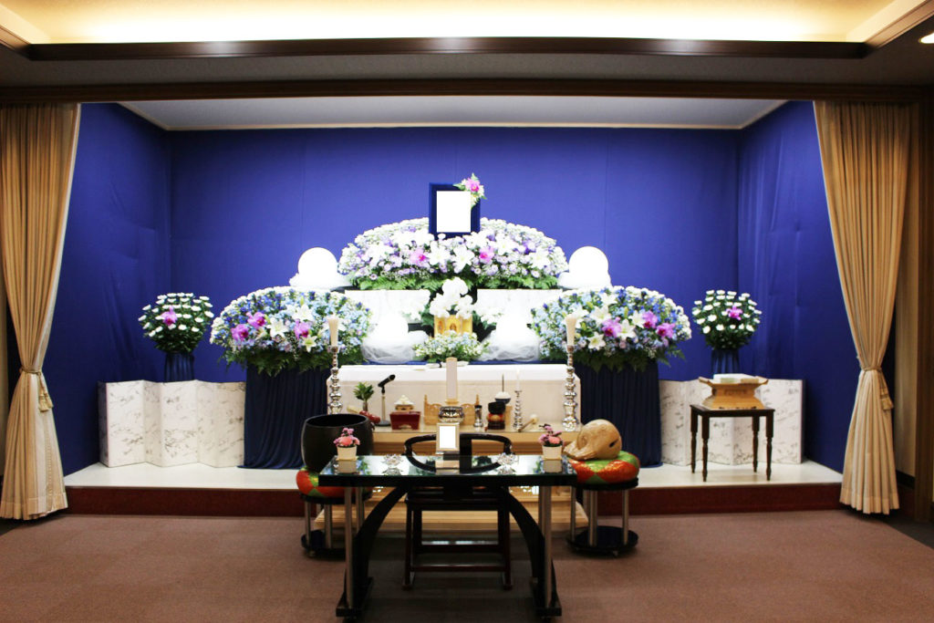 明るい海のイメージの花祭壇を飾った家族葬