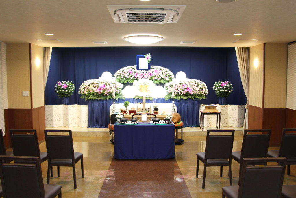 ピンク系のお花で優しい感じの祭壇で送った家族葬