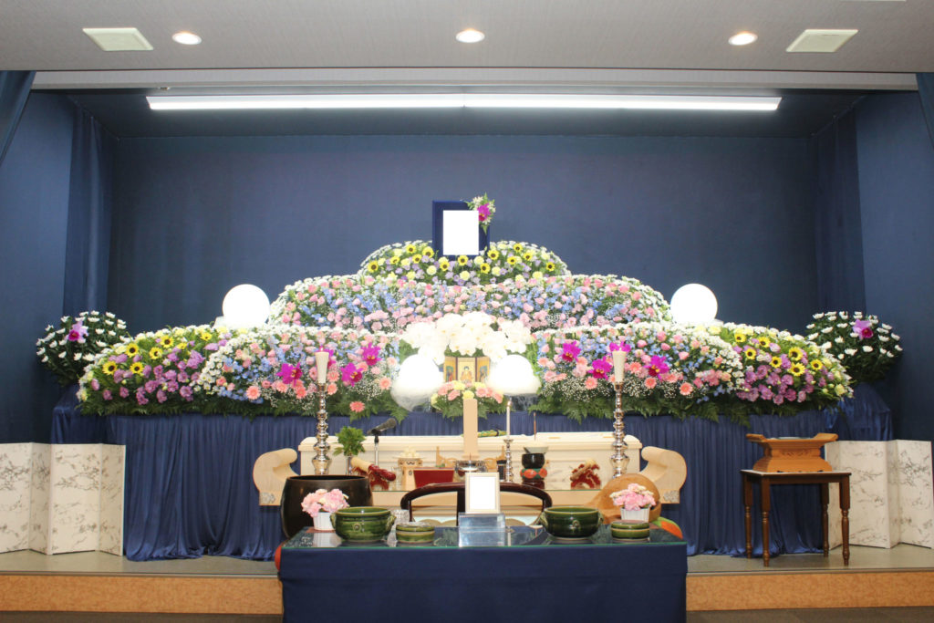 パステルカラーのお花で祭壇を飾り送った家族葬