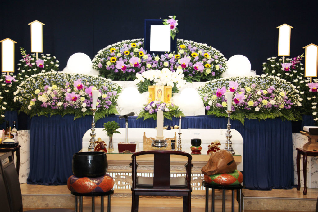 お花の祭壇を飾ったセレモホール富岡での葬儀