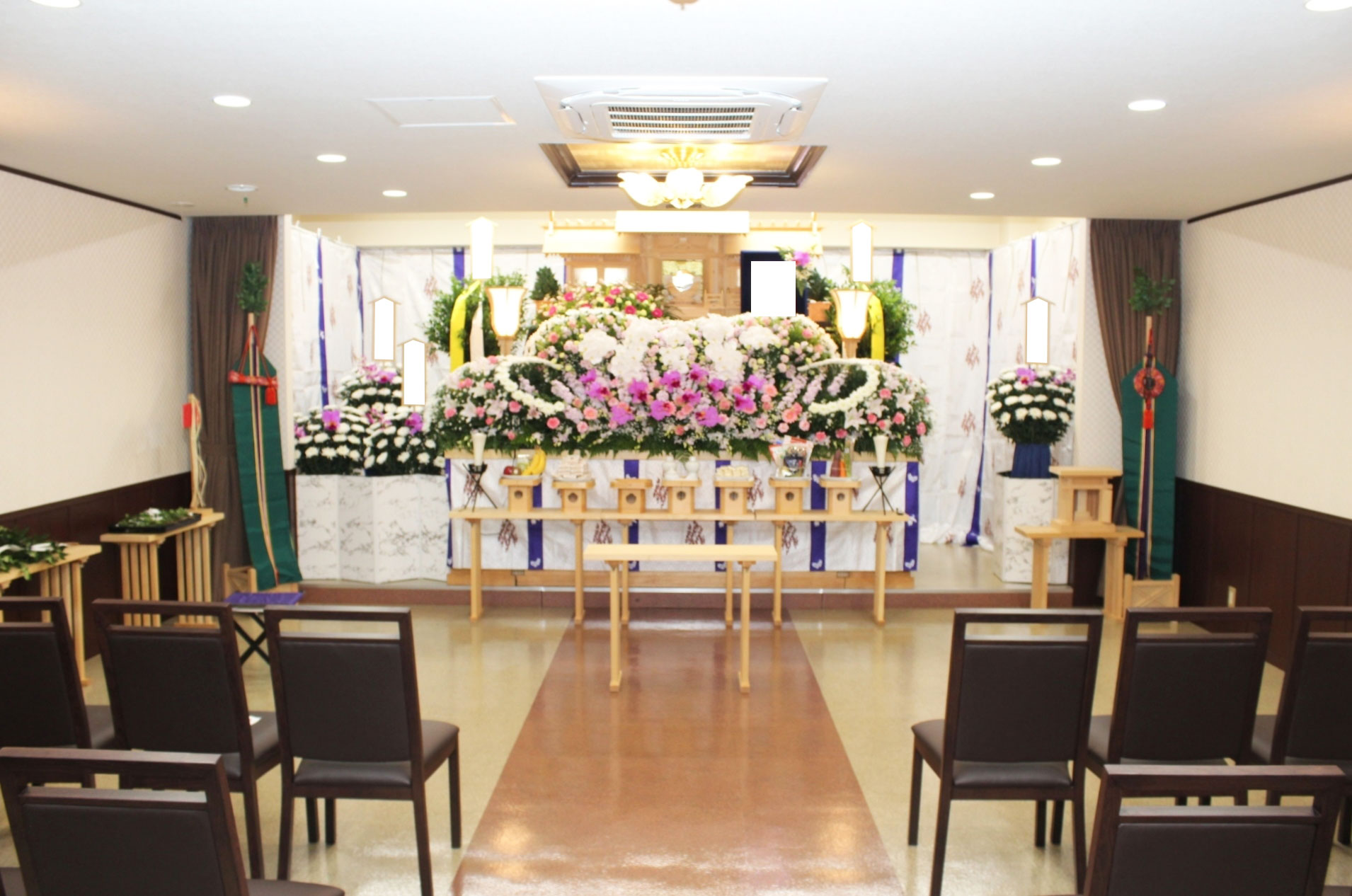 たくさんのお花を飾った神道式 横浜の葬儀 葬式 家族葬なら横浜セレモ株式会社