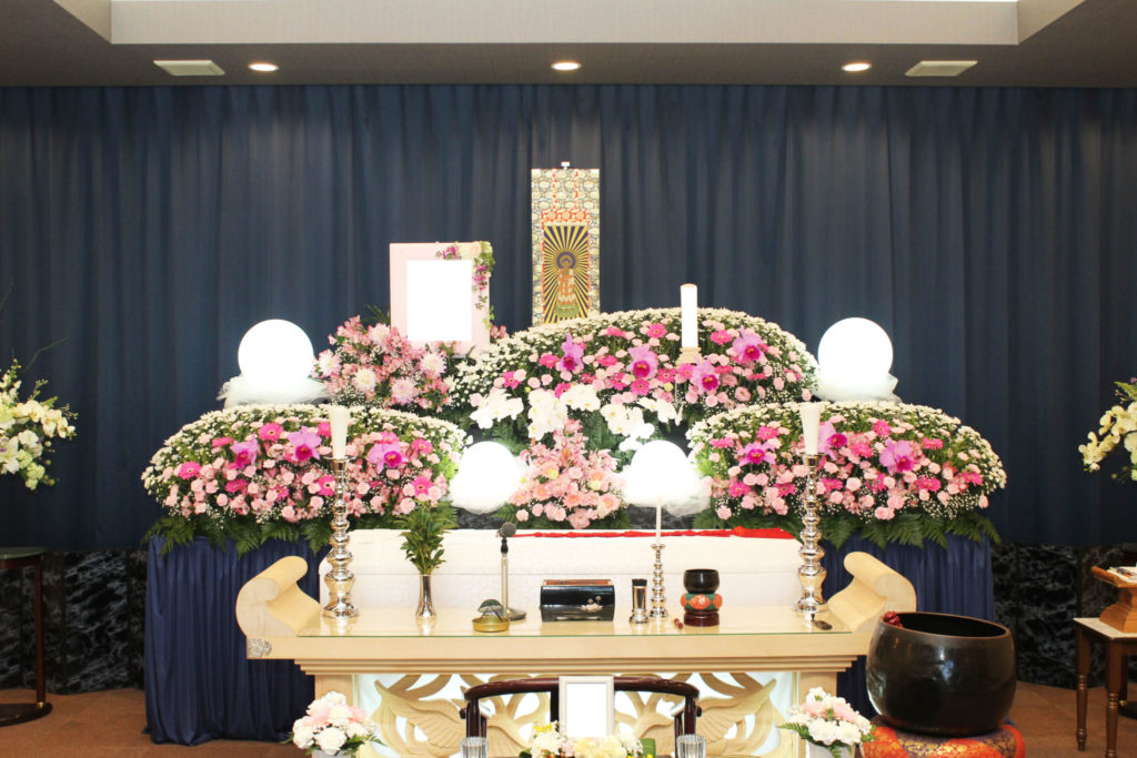 ピンク系のお花の祭壇で送った家族葬