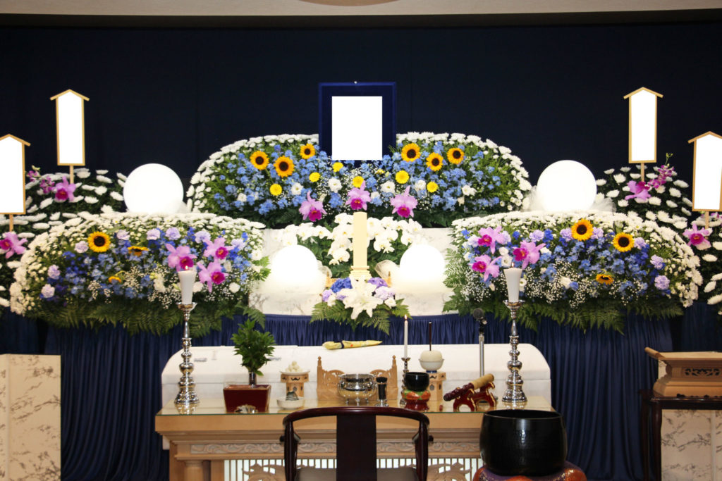 青系のお花の祭壇で送った一般葬