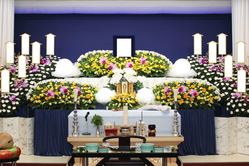 黄色・オレンジ色のお花を使って華やかに飾った一般葬