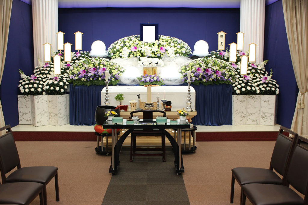 美しいお花の祭壇でのお葬式