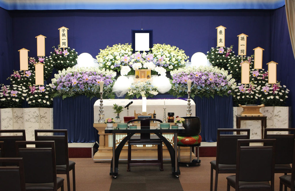 綺麗な生花祭壇で送る家族葬